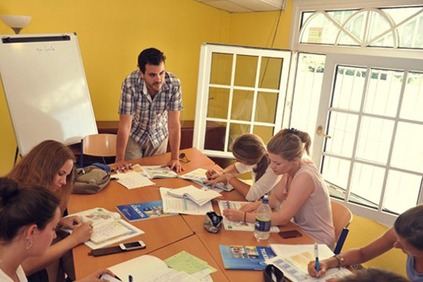 Clases en una escuela de Enforex (Foto: Twitter)