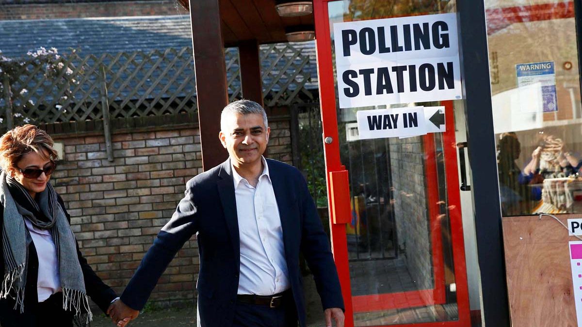 Sadid Khan votando con su mujer en Londres (Foto: Reuters)