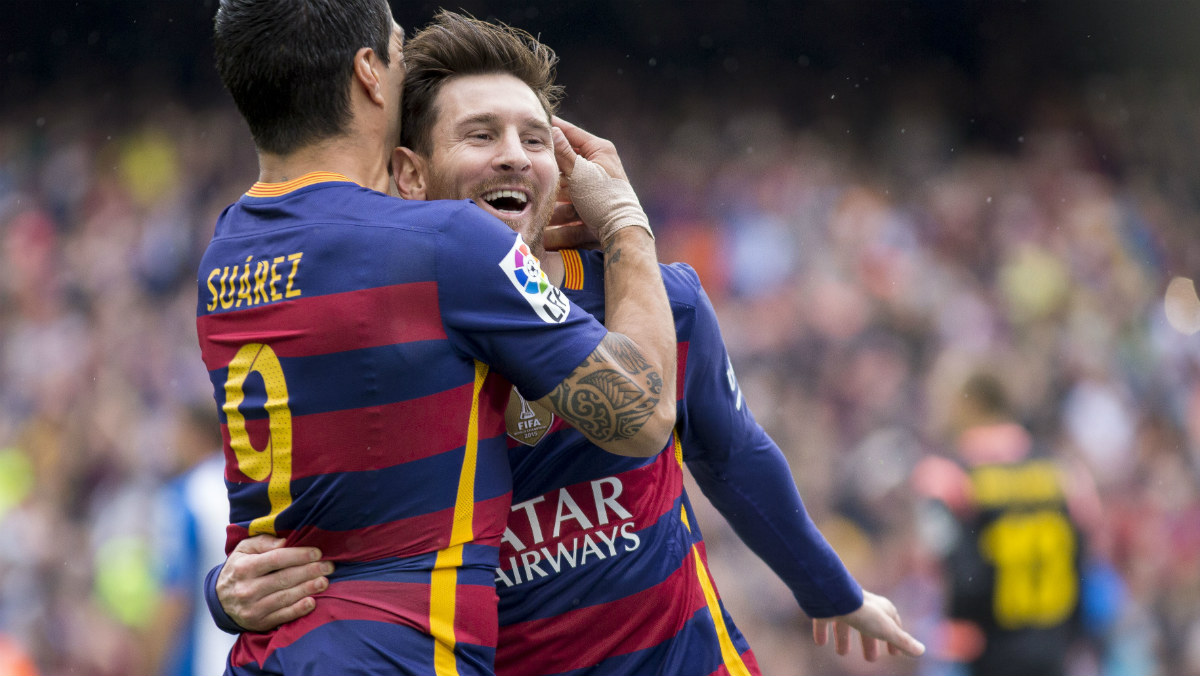 Leo Messi se abraza con Luis Suárez tras el partido contra el Espanyol. (Getty)