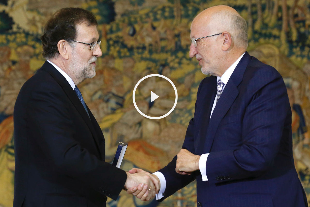 El presidente del Gobierno, Mariano Rajoy con Juan Roig, presidente de Mercadona. (Foto: EFE)