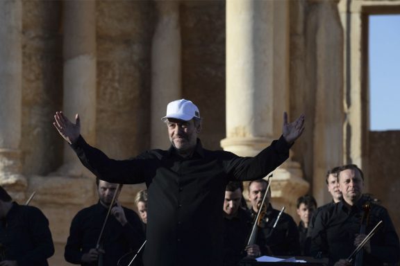 Valery Gergiev al frente de la sinfónica del teatro Mariinski en Palmira. (Foto: AF)