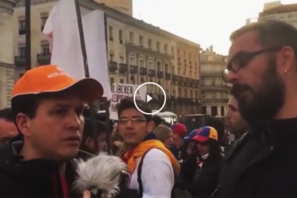 El podemita trata de enseñarle a un ciudadano venezolano cómo son las cosas en Venezuela.