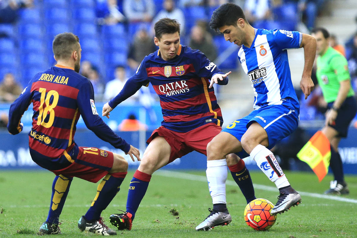 Asensio regatea a Messi y Jordi Alba. (AFP)