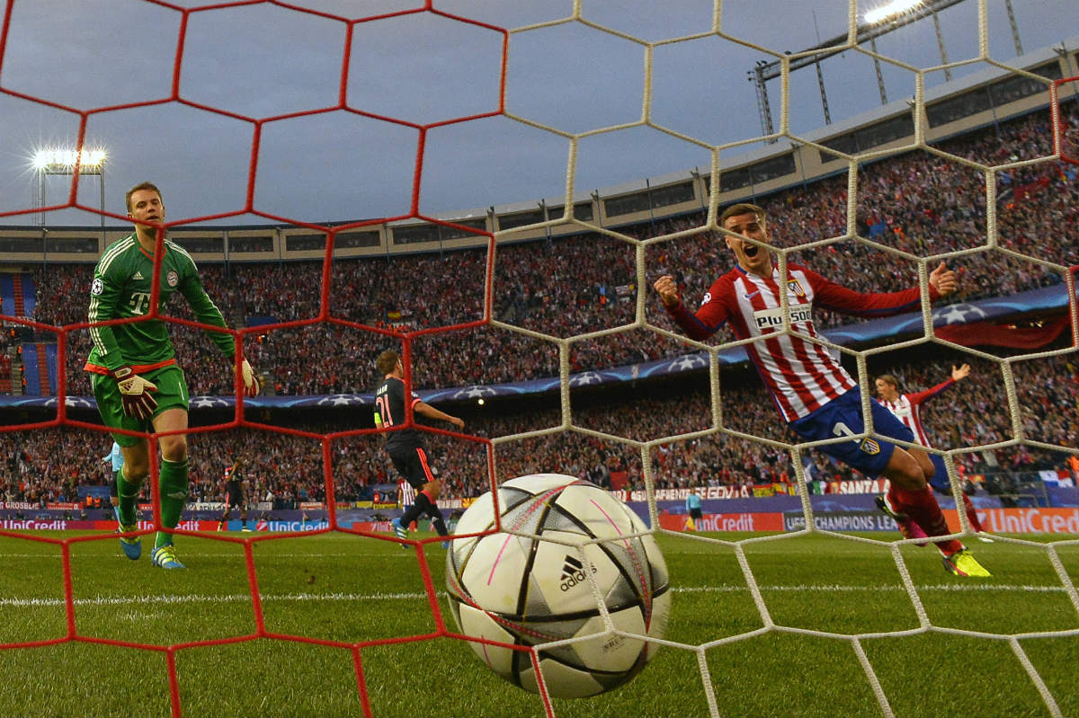 Neuer y Griezmann contemplan el balón en la red. (AFP)