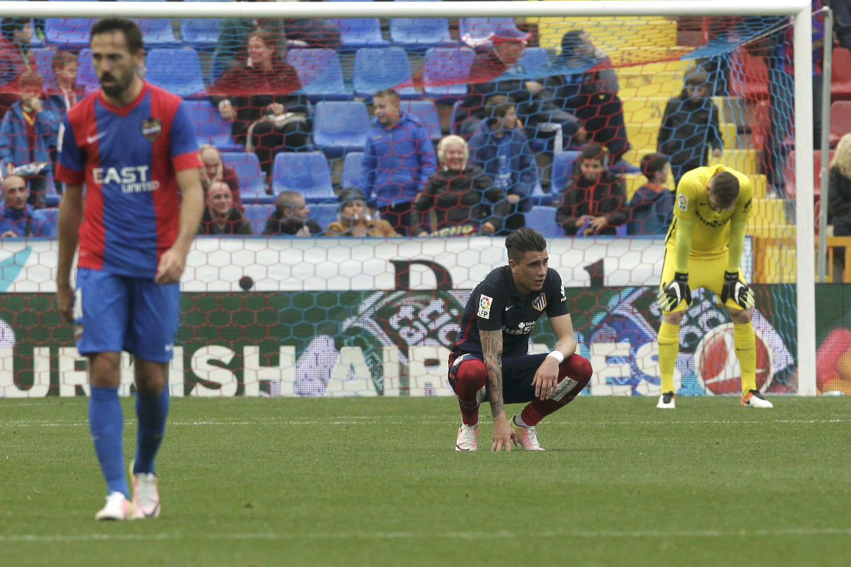 Giménez y Oblak, cabizbajos tras ver como se esfumaba la Liga para el Atlético con el 2-1. (Reuters)