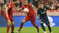Giménez disputa un balón con Arturo Vidal. (AFP)