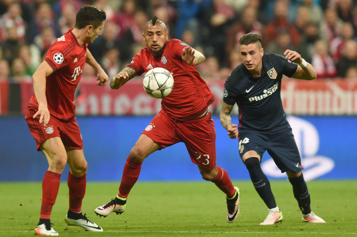 Giménez disputa un balón con Arturo Vidal. (AFP)