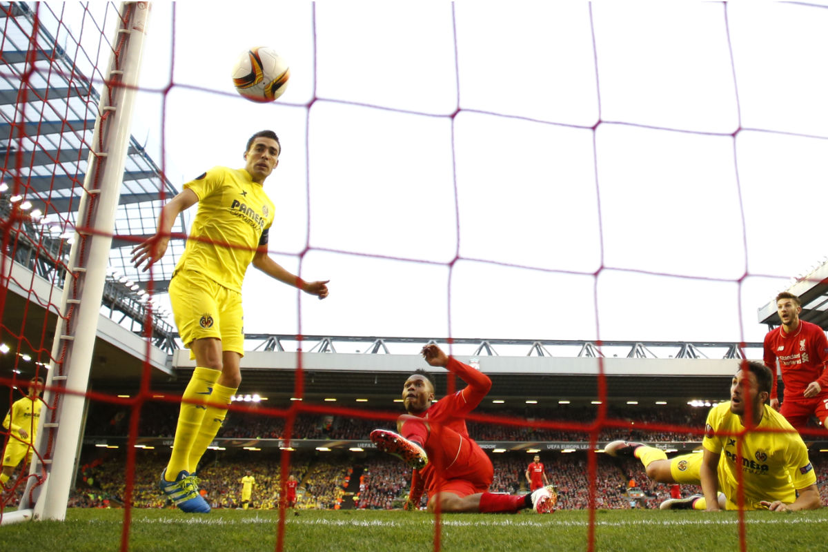 Bruno Soriano marca en propia puerta el gol del Liverpool. (Reuters)