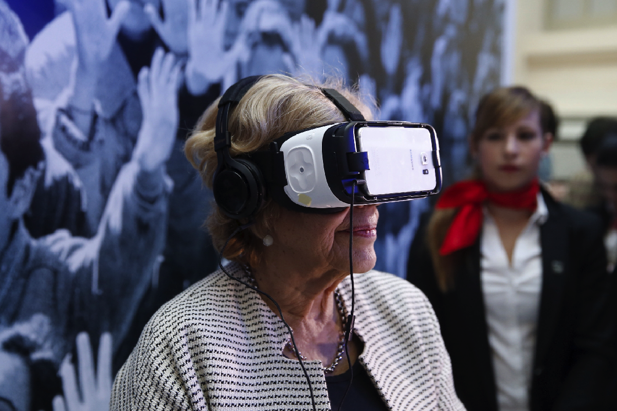 La exjueza Carmena disfrutando de la realidad virtual. (Foto: EFE)