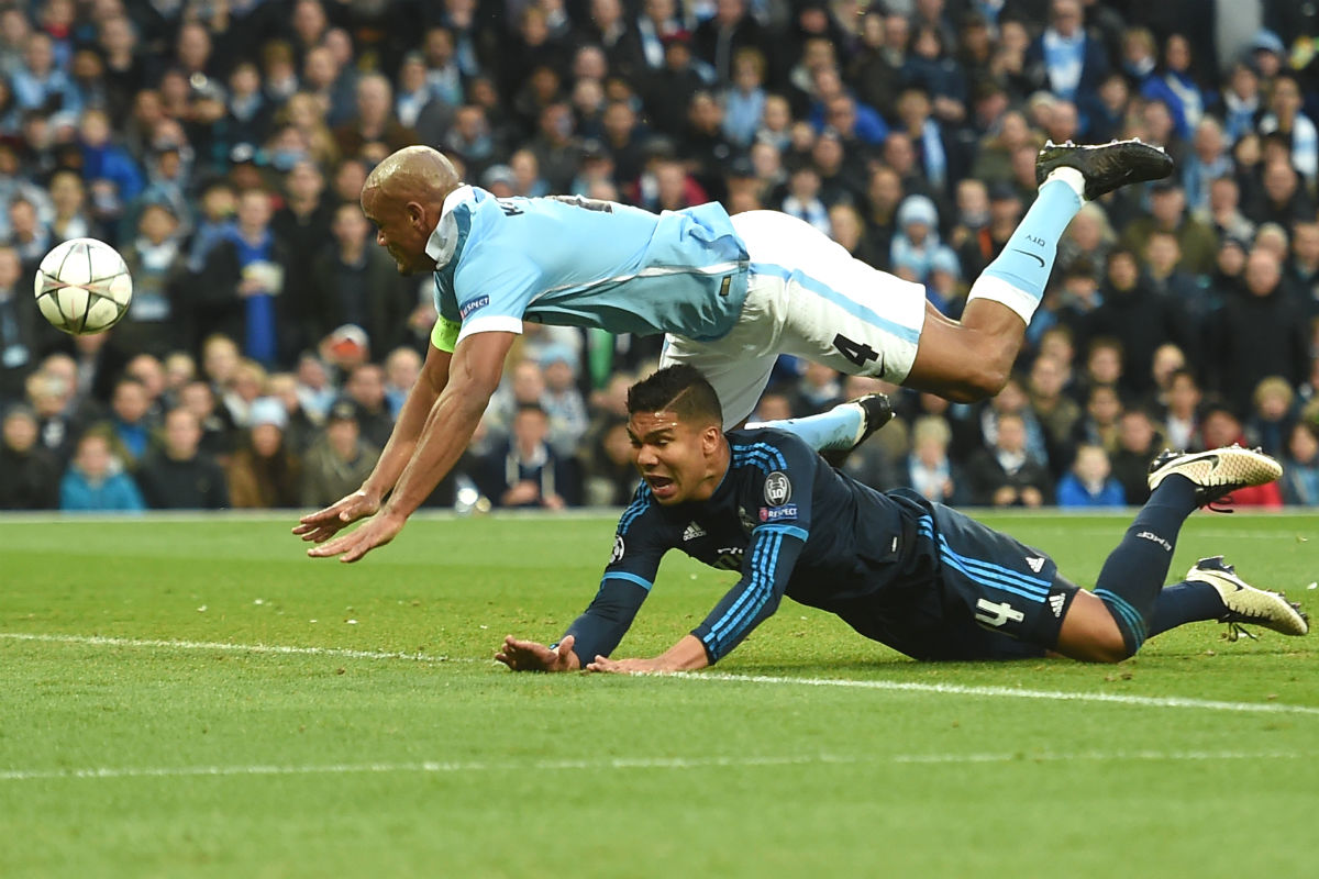 Kompany empuja a Casemiro en el Etihad. (AFP)