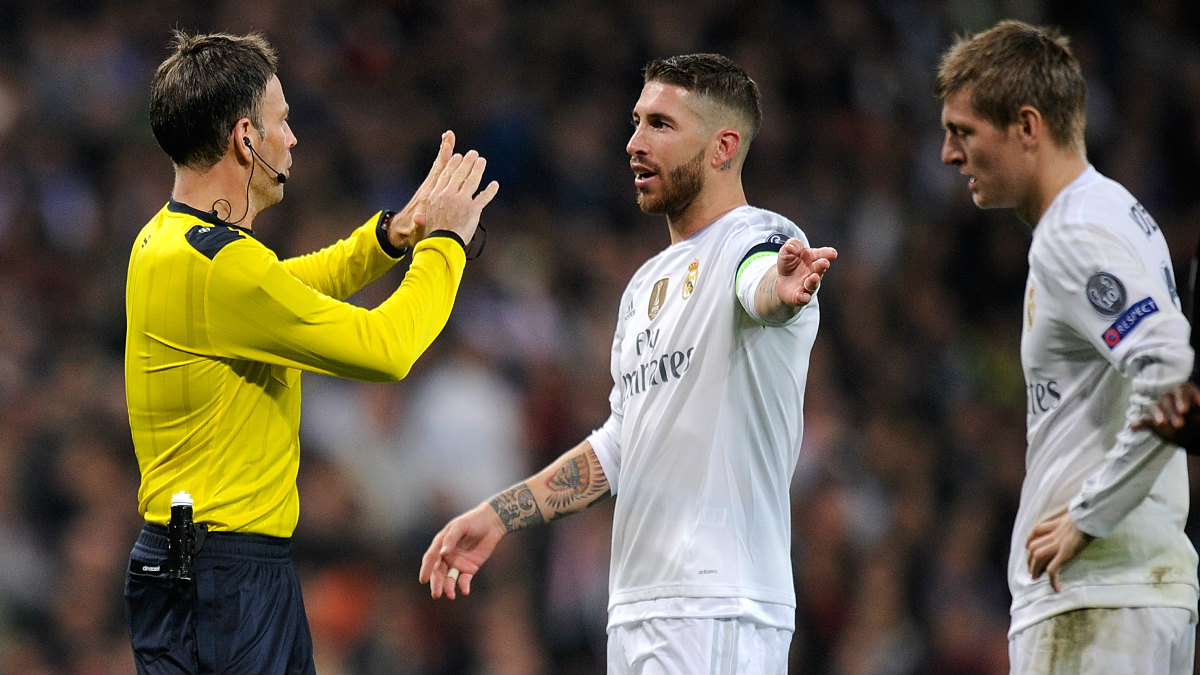 Ramos y Kroos reclaman una acción a Clattenburg durante el Real Madrid-PSG. (Getty)