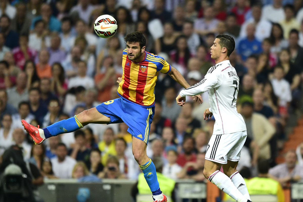 Barragán y Cristiano pugnan por un balón durante el Madrid-Valencia de la pasada temporada. (AFP)