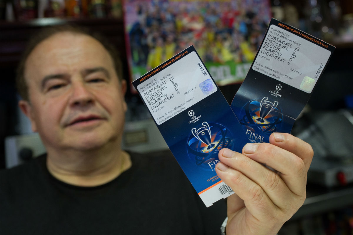 Un aficionado exhibe dos entradas para la final de la Champions League. (Getty)