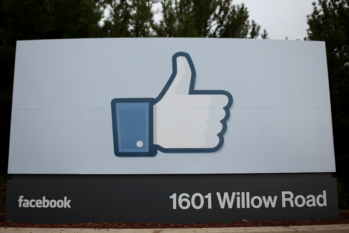 Un cartel que da la bienvenida a las oficinas centrales de Facebook en Silicon Valley, con el famoso pulgar hacia arriba de la red social. (Foto: Getty)