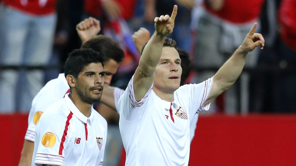 Gameiro celebra el primer gol del Sevilla. (Reuters)