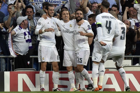 Los jugadores del Real Madrid celebran el gol de Bale. (AFP)