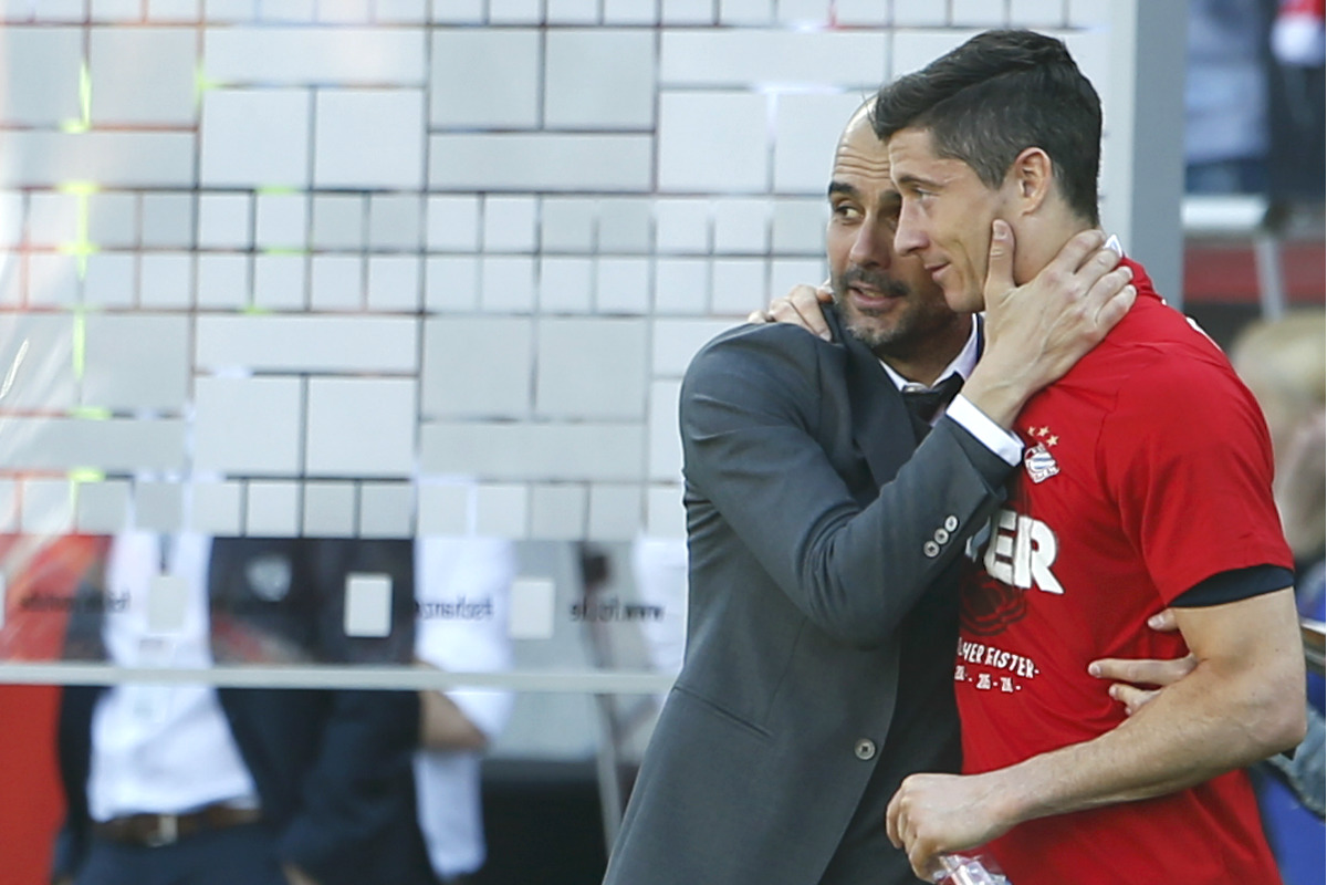 Guardiola se abraza a Lewandowski tras ganar la Bundesliga. (Reuters)