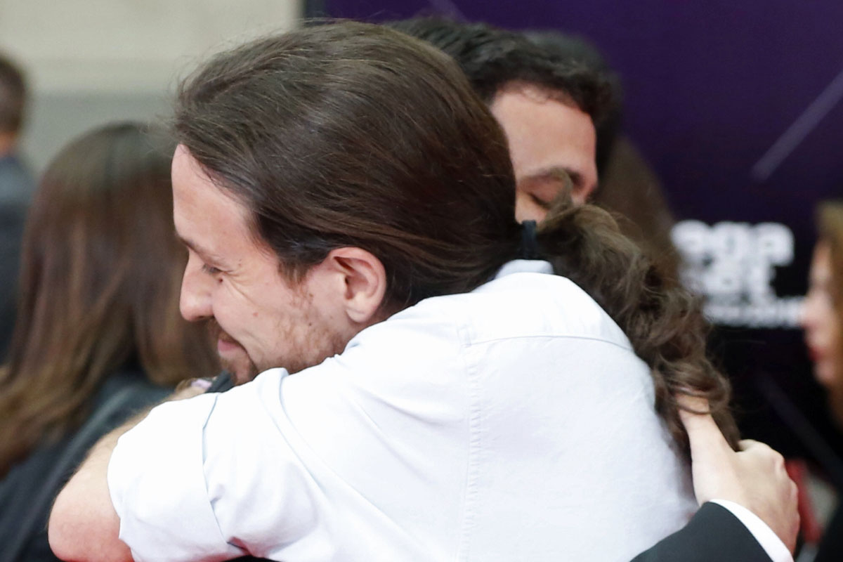 Pablo Iglesias, líder de Podemos, y Alberto Garzón, cabeza de Izquierda Unida, abrazándose. (Foto: EFE)