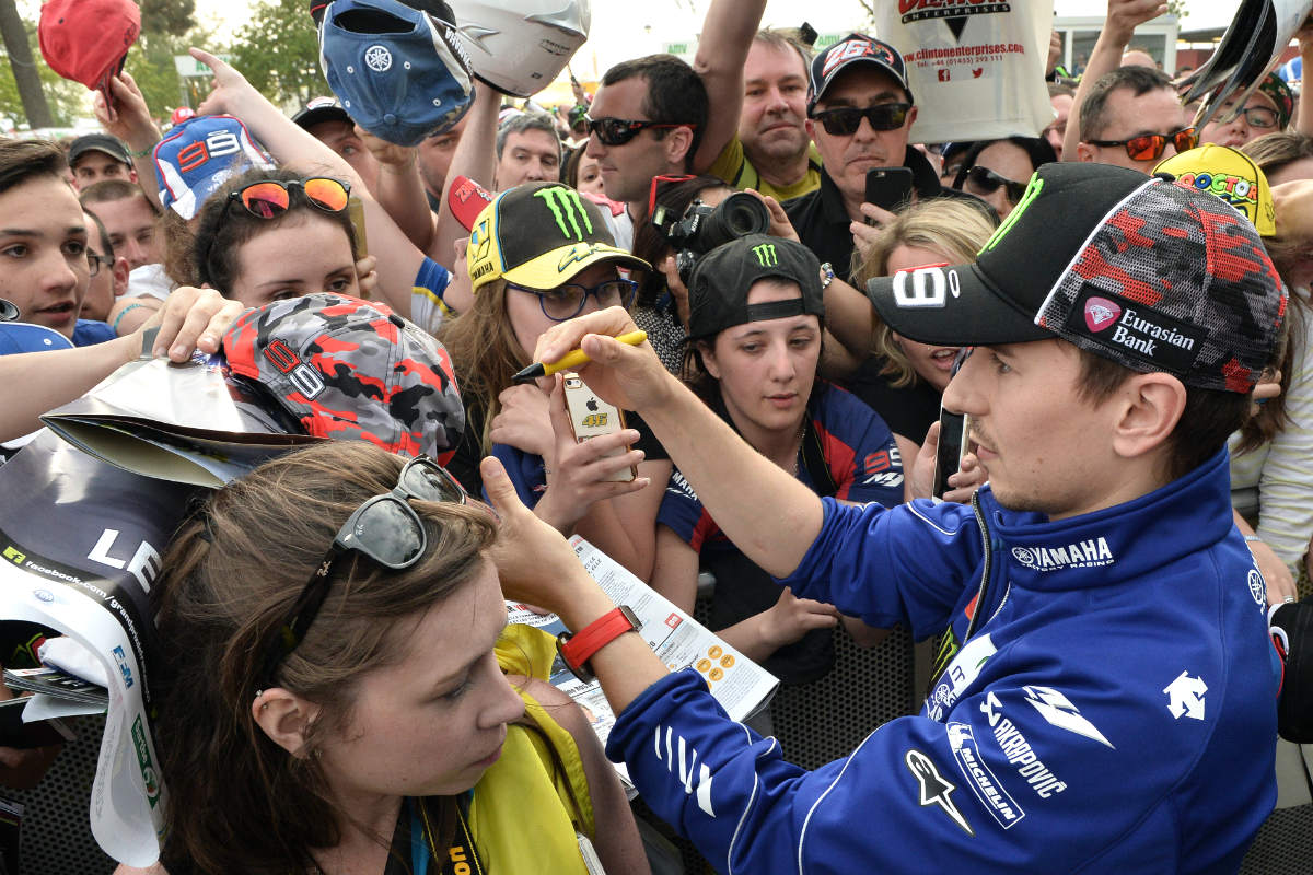 Jorge Lorenzo firma autógrafos en Le Mans. (AFP)