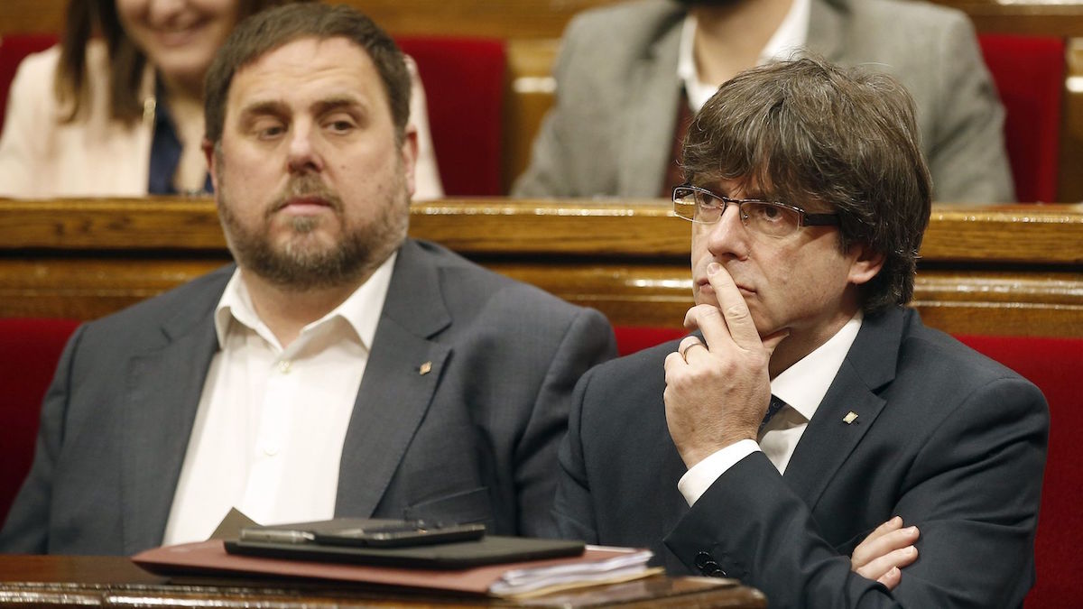 Oriol Junqueras y Carles Puigdemont en el Parlamento catalán. (Foto: EFE)