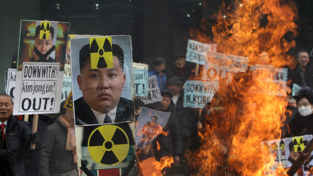 Protestas contra el armamento nuclear de Corea del Norte bajo el pretexto de la autodefensa. (Foto: Getty)