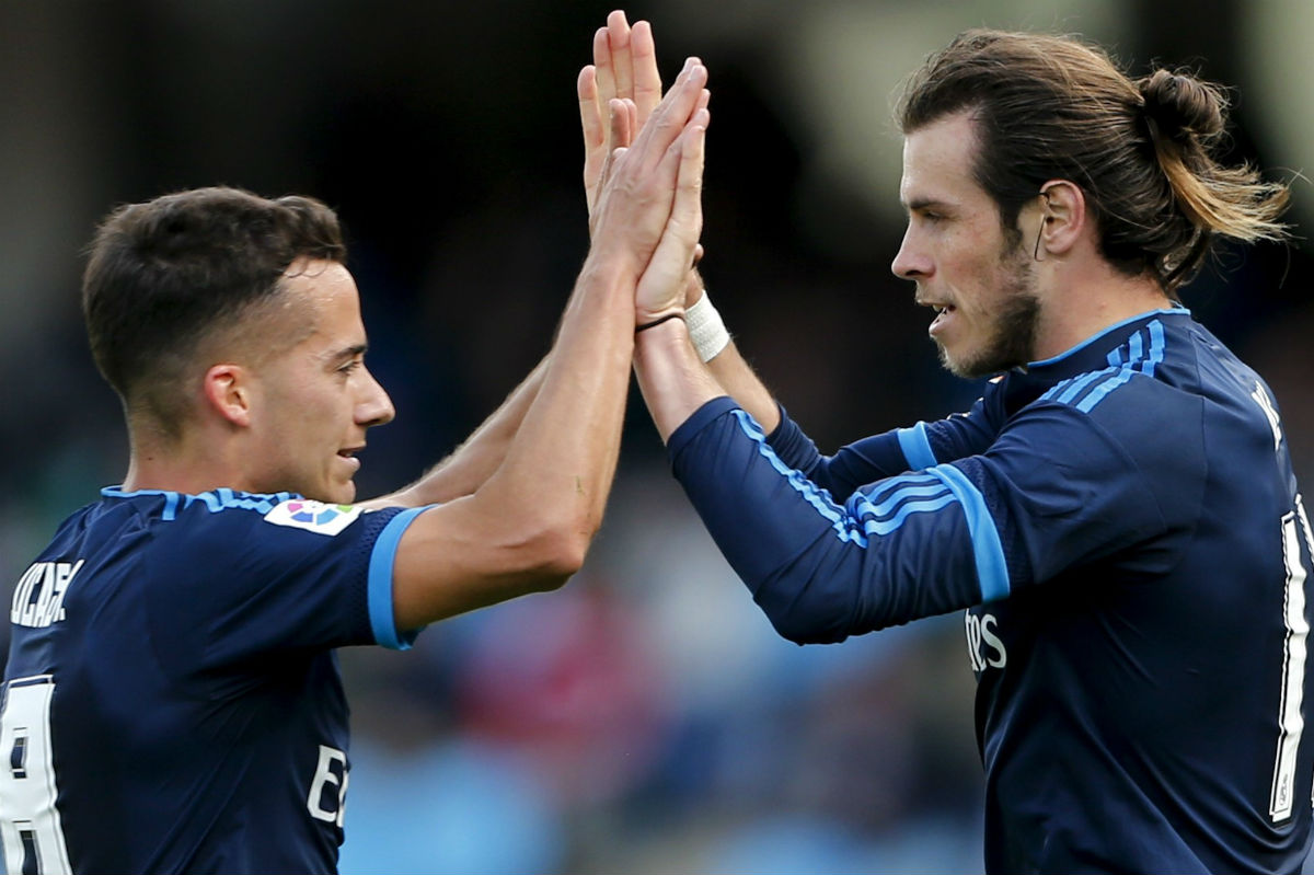 Lucas Vázquez celebra con Bale el gol en Anoeta. (EFE)