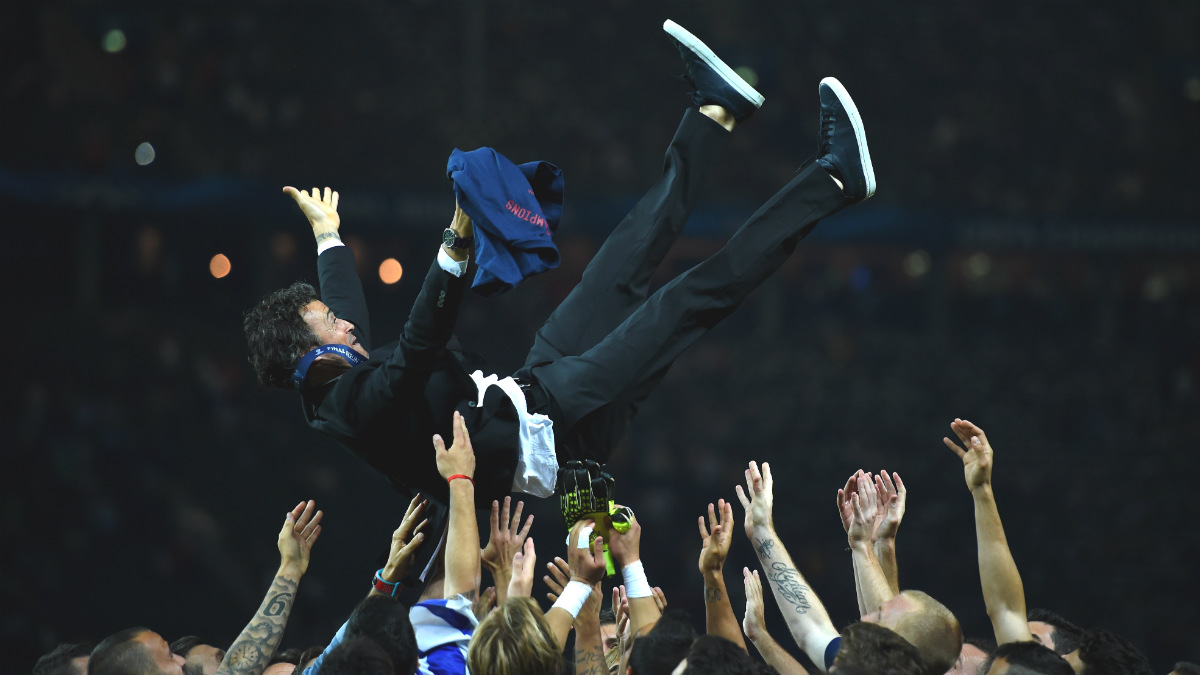 Luis Enrique, manteado por sus jugadores tras ganar la Champions. (Getty)