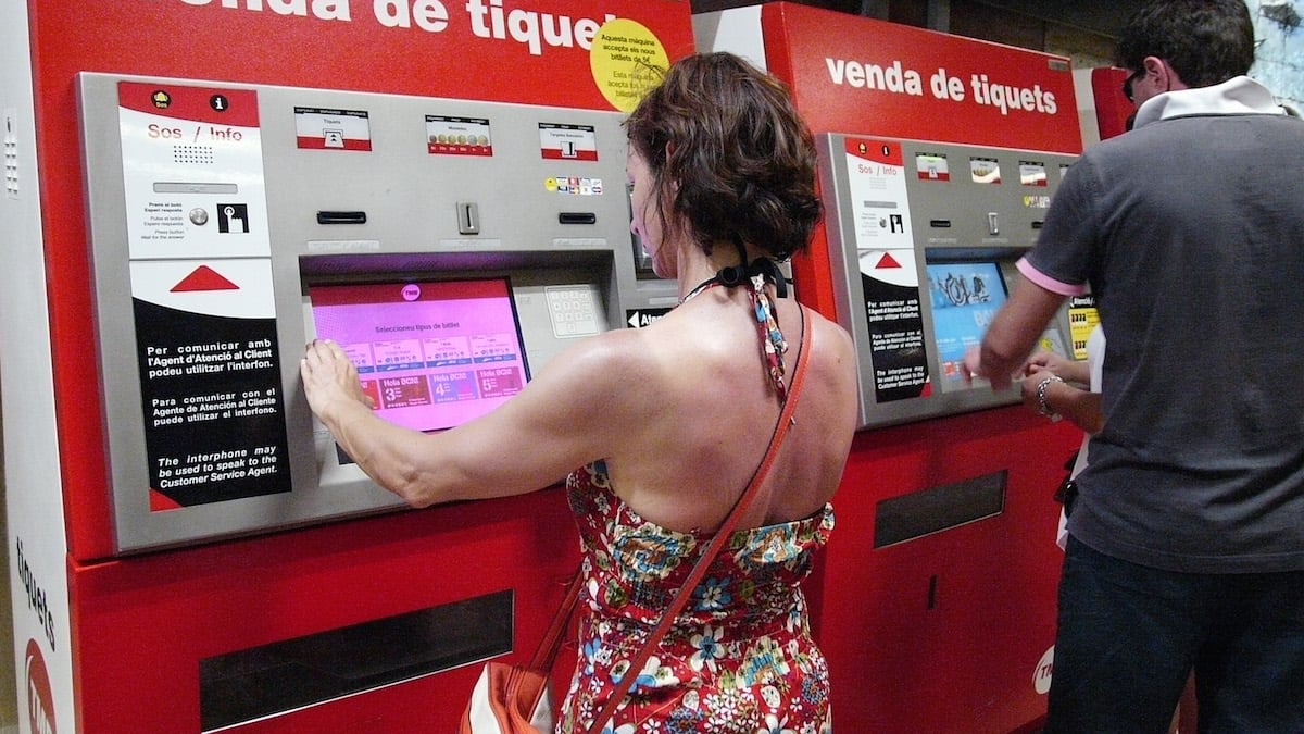 Máquinas de billetes del Metro de Barcelona (Fot:o: Passion Laica, con licencia CC BY-SA 2.0).