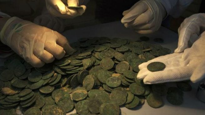 La prensa internacional se hace eco del masivo descubrimiento de monedas romanas en Tomares, Sevilla