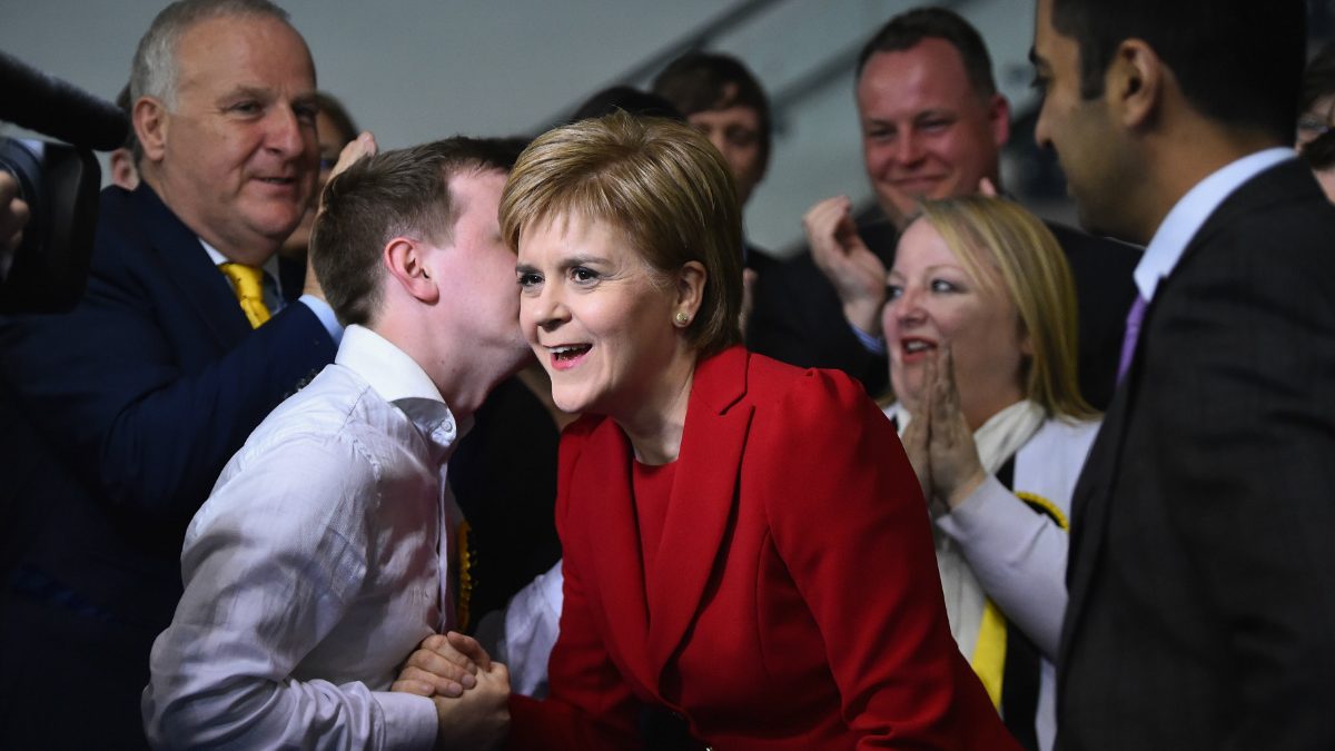 La líder del Partido Nacionalista Escocés, Nicola Sturgeon, recibe las felicitaciones de sus afiliados. (Foto: Getty)