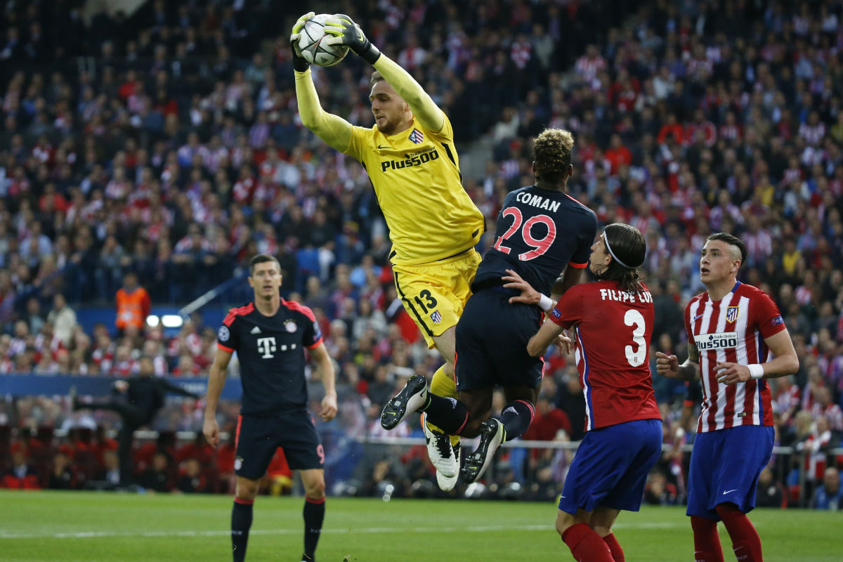 Oblak atrapa un balón contra el Bayern. (Reuters)