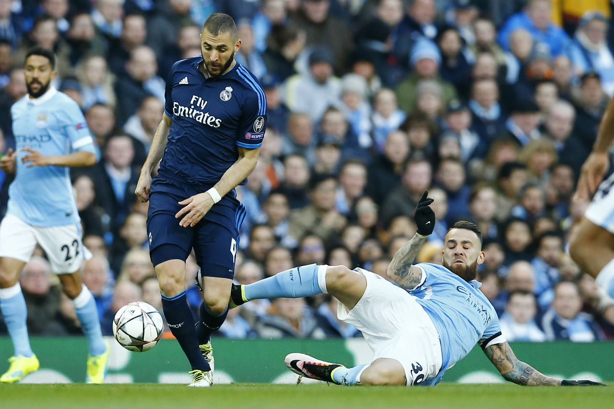 Otamendi se ‘cargó’ a Benzema en Manchester. (Reuters)