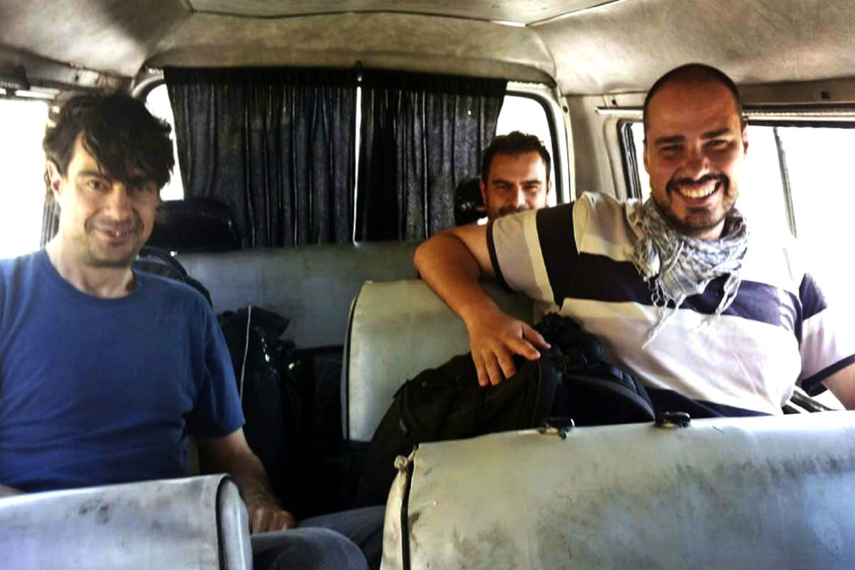 López (izqda.), Sastre (atrás) y  Pampliega (derecha), un día antes de ser retenidos en Siria. (FB)