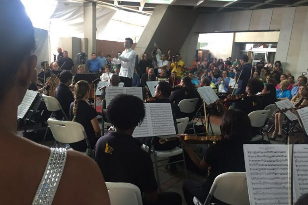 Iñigo Pirfano dirige a su orquesta ante el atento oído de los pacientes del Hospital Oncológico de Panamá. (Foto: A kiss for all the world)