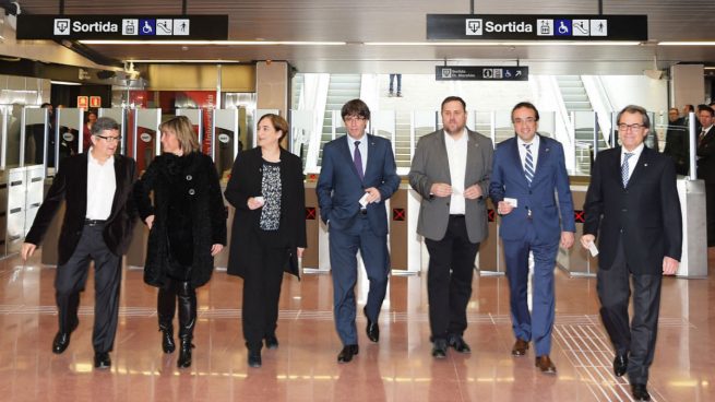 Ada Colau y otros políticos catalanes inaugurando una línea de Metro