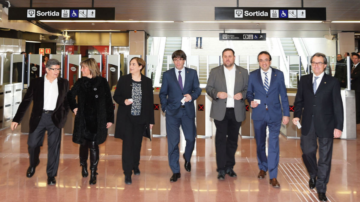 Ada Colau y otros políticos catalanes inaugurando una línea de Metro (Foto: AYUNTAMIENTO DE BARCELONA).