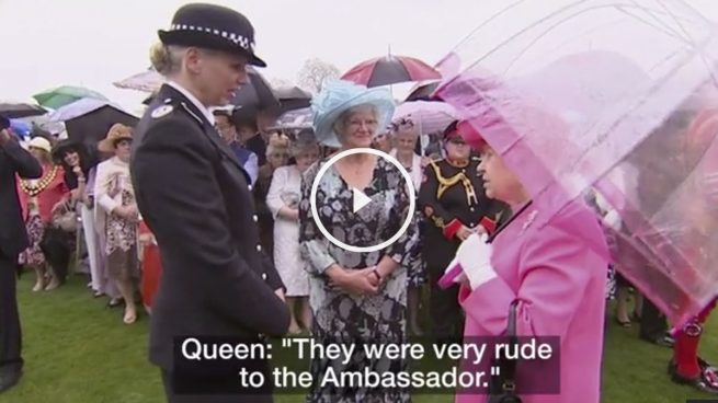 La reina Isabel, cazada diciendo lo «grosera» que fue la delegación china