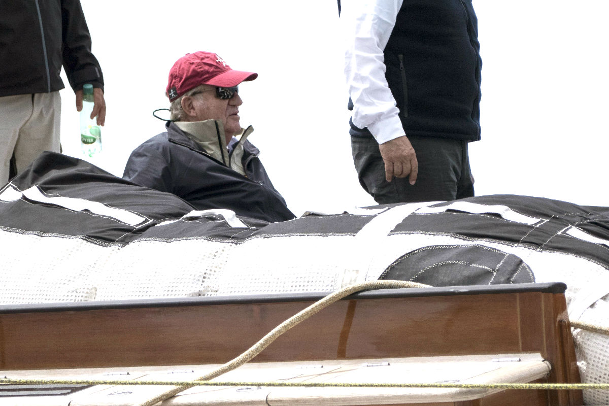 El Rey Juan Carlos en una embarcación de la Gaastra PalmaVela (Foto: Efe).