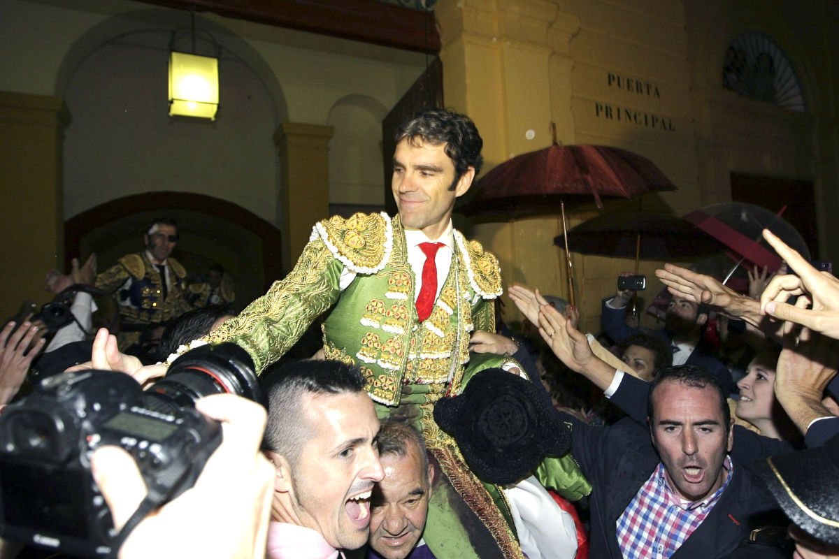 José Tomás sale a hombros en Jerez (Foto: Efe).