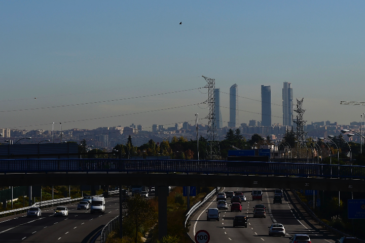 La gestión del tráfico por Manuela Carmena ha buscado reducir la polución. (Foto: AFP)