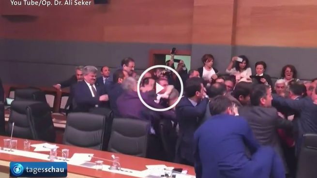 Diputados de dos partidos se lían a puñetazos en el Parlamento turco