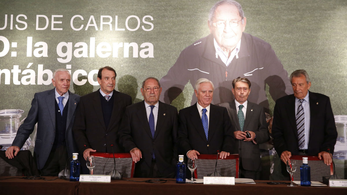 Los veteranos del Real Madrid en el homenaje a Gento. (EFE)
