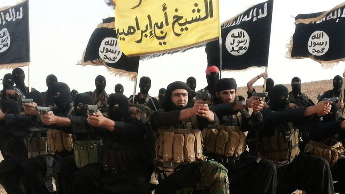 Abu Wahib, con sus milicianos terroristas, en una foto distribuida por ISIS.