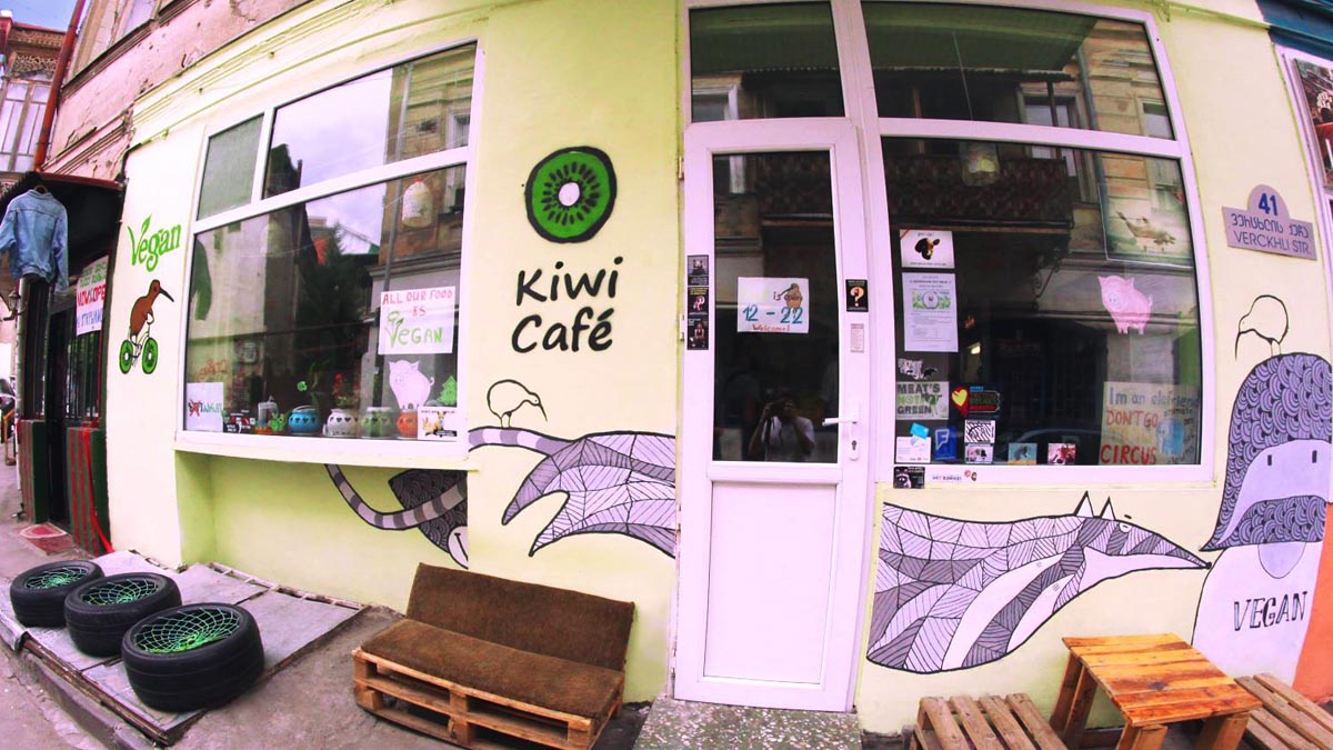 Fachada del Kiwi Café de Tbilisi (Georgia).