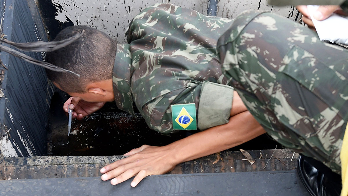 Un soldado brasileño busca larvas del mosquito transmisor del Zika. (Foto: AFP)