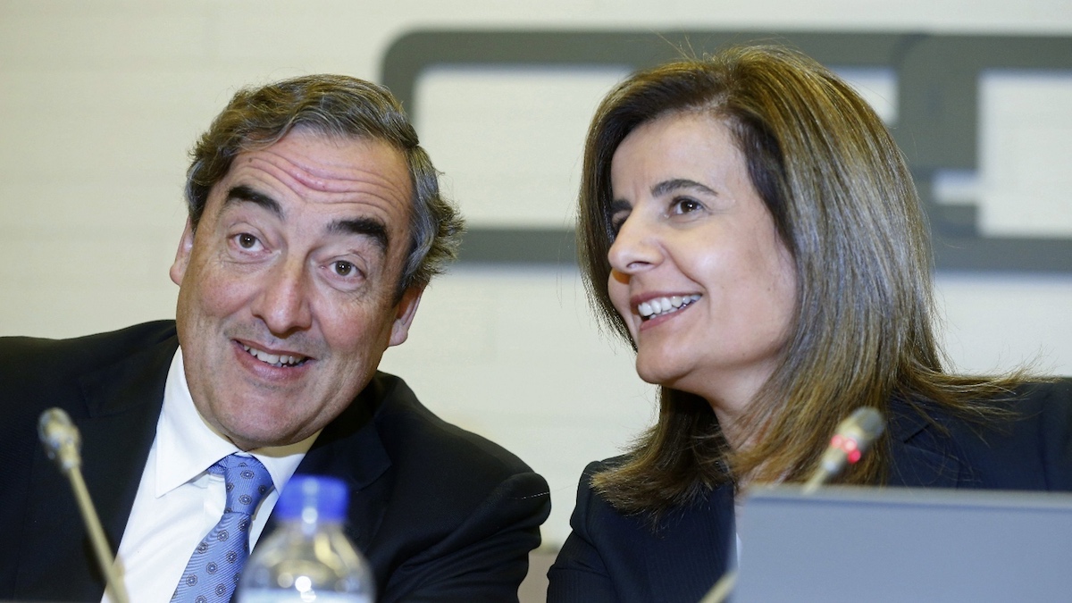 El presidente de CEOE, Joan Rosell, y la ministra de Empleo, Fátima Báñez. (Foto: EFE)