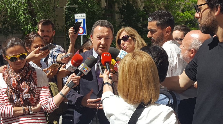 El portavoz adjunto del PP en Madrid, Henríquez de Luna, este jueves a las puertas de Cibeles. (Foto: PP)
