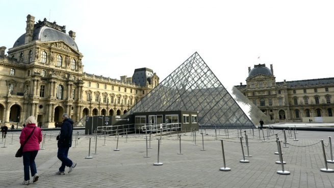 Louvre-Sena-París