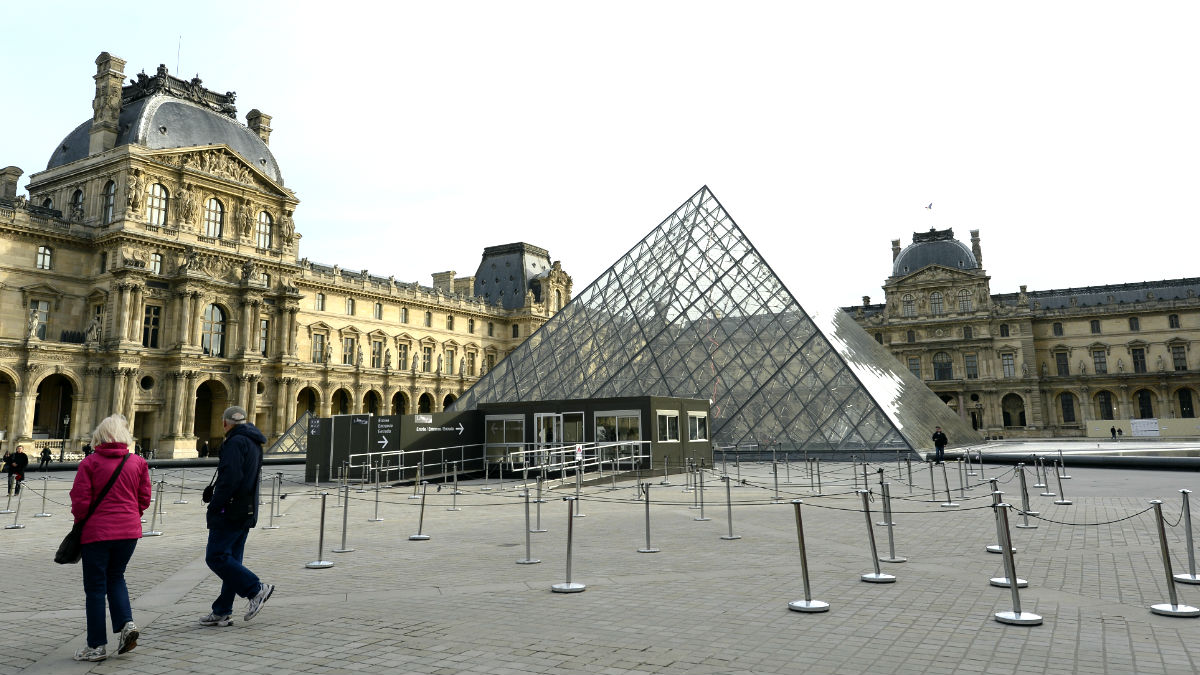 Imagen de la entrada del Louvre (Foto: AFP).