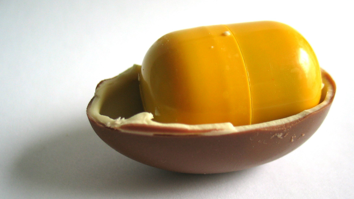 El célebre dulce infantil huevo Kinder Sorpresa suele contener pequeños juguetes en su interior.